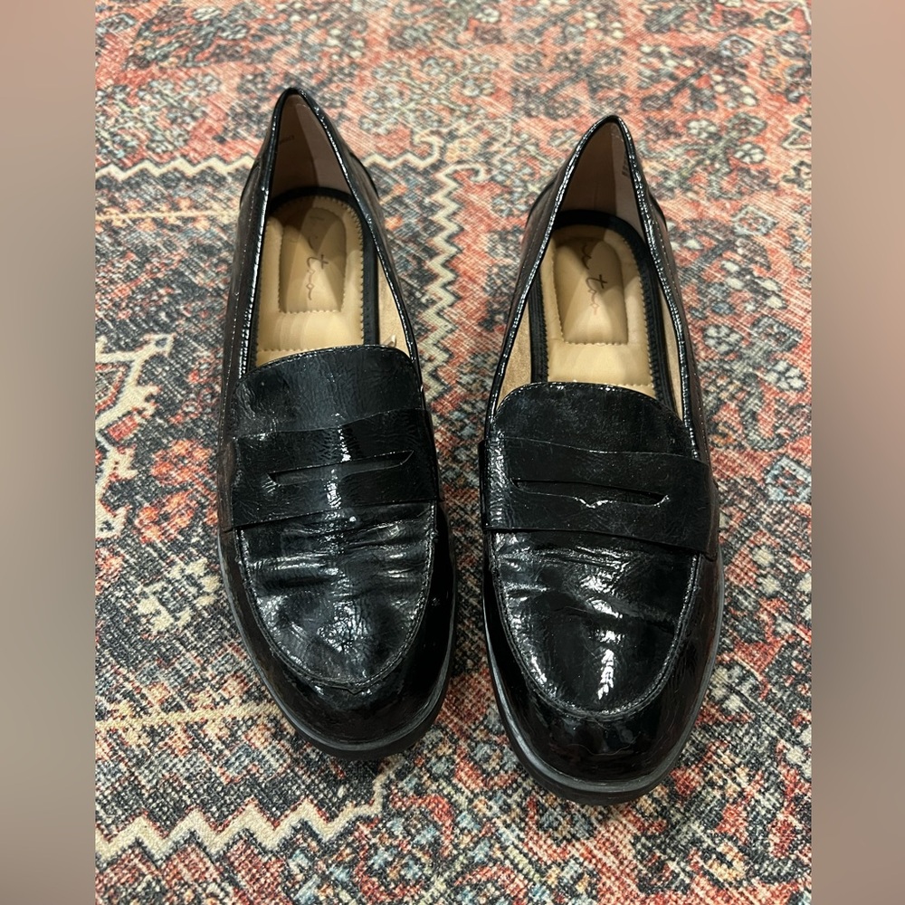 Barely Worn Black Me Too Loafers - Size 10, Perfect for Autumn